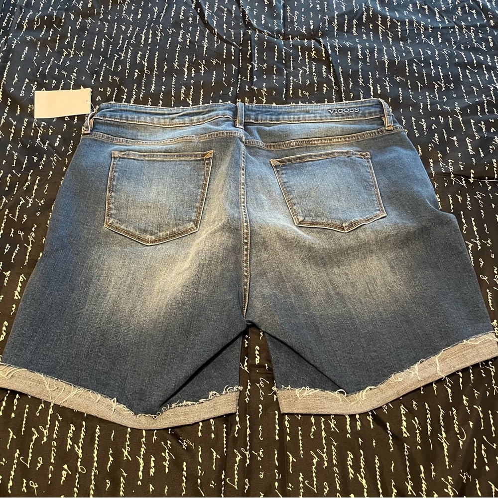 Distressed cuffed shorts - Picture 5 of 7